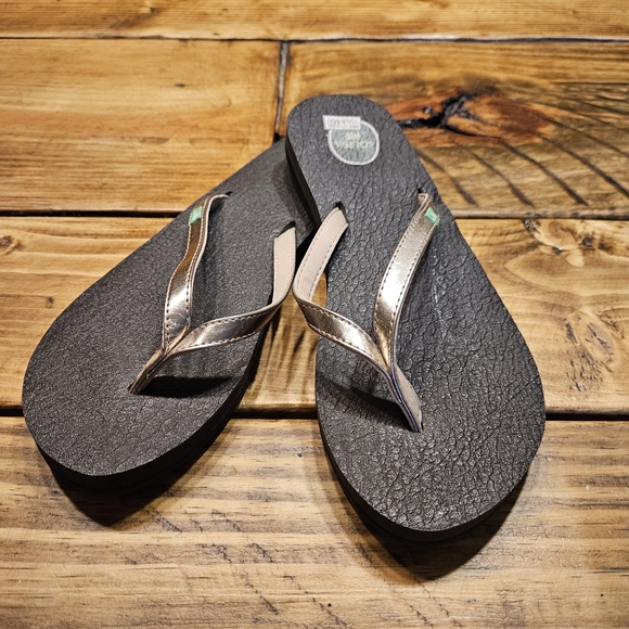 Sanuk Shoes - Sanuk Women's Flip Flops with Metallic Gold  Size 7